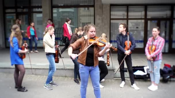 Musikschüler spielen mit Geige. Jährlicher Straßenmusiktag. — Stockvideo