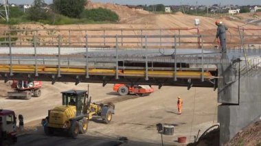 yol inşaat ekipmanları makineleri ve iş yerinde vasıflı işçiler. uzaklaştırma