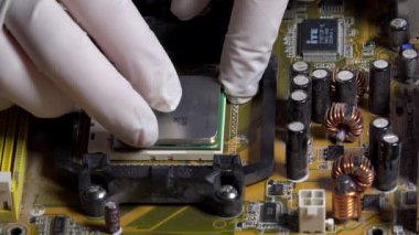 masaüstü pc ana karttan işlemci çıkarma eldiven ile eller