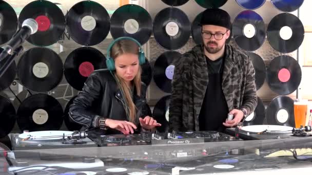 Bonita dj mulher se divertindo tocando música no deck de vinil . — Vídeo de Stock