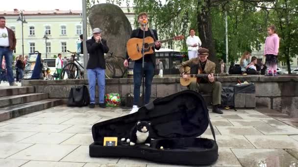 Aplausos para músicos de rua honestos tocando guitarra e cantando . — Vídeo de Stock