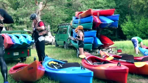 Atlet ve kano tekneleri ekstrem spor müsabakaları sonrası dinleniyor — Stok video