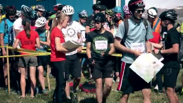 Jungen und Mädchen Sportler erhalten Orientierungskarten zur Topographie — Stockvideo