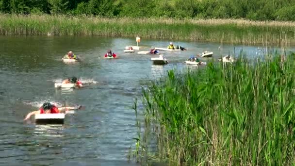Erkek ve kadın sporcular su sporları meydan köpük panoları üzerinde yüzer. — Stok video