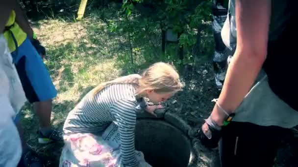 Strašní lidé vstupující do podzemního labyrintu. — Stock video