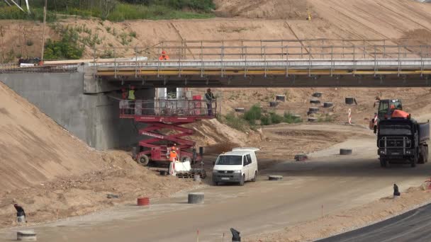 Ayuda financiera de la Unión Europea para la construcción de carreteras de circunvalación. constructores trabajando — Vídeos de Stock