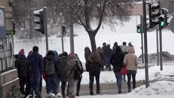Nehéz hóvihar hó esik, és a polgárok az emberek séta utcában télen — Stock videók