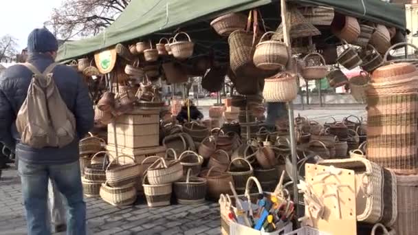 People in annual crafts Casimir fair sale and straw bags. steadicam — Stock Video