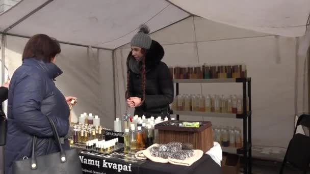Vendedores de mercado venden joyería de perfume y cestas de mimbre y clientes personas — Vídeo de stock