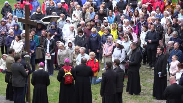 Ludzie kapłan modlić się do Chrystusa na stacjach cierpienia. Calvary sposób Krzyża — Wideo stockowe