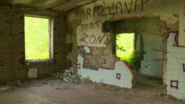 Vieux bâtiment abandonné de l'armée ussr. Panorama — Video