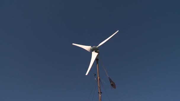 Чистое производство энергии ветра. Эффективная ветряная турбина вращается на голубом небе — стоковое видео