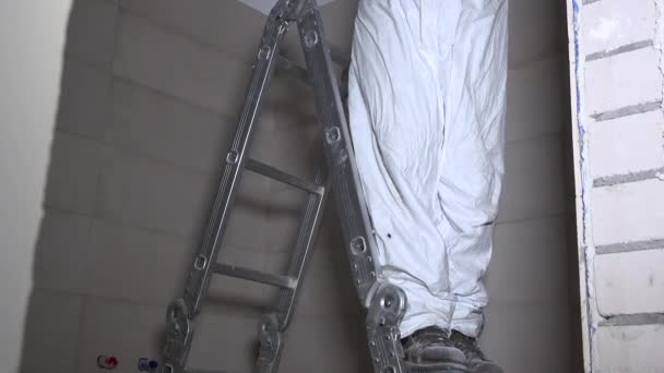 Première étape dans l'installation de la lumière écologique au plafond. électricien - trou de coupe — Video