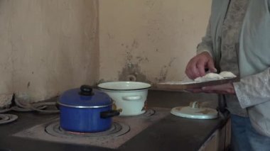 El Kil soba mutfakta rustik Pot un börek koydu. 4k 