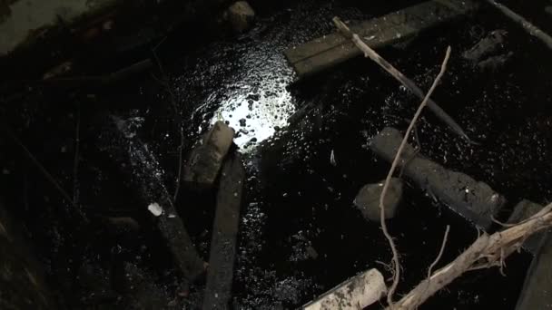 Petróleo permanece em edifício do exército abandonado e vista da natureza através de janela quebrada — Vídeo de Stock