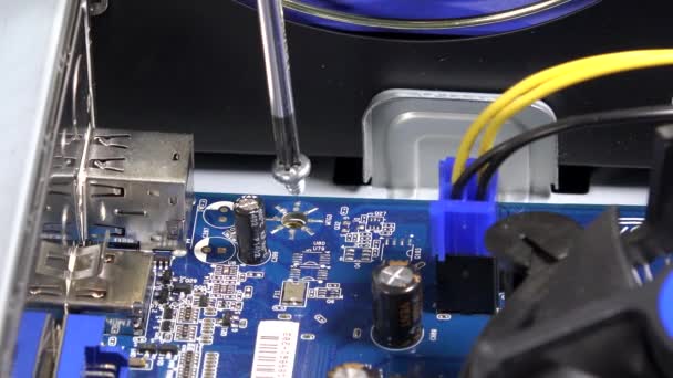 Vaststelling van moederbord op de computer behuizing. Nieuwe pc assemblage werkt in reparatie service — Stockvideo