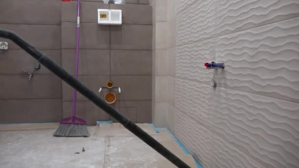 Inşaat işleri sonrası elektrikli süpürge ile hoovering banyo odası — Stok video