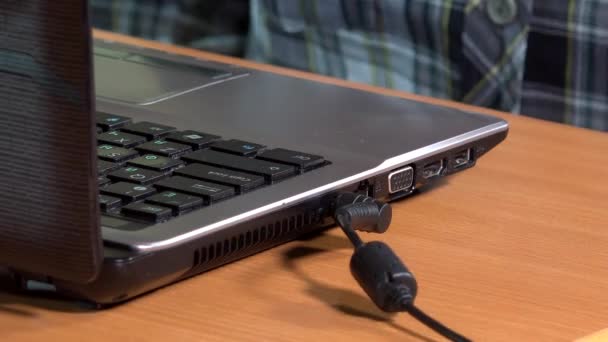 테이블에 노트북 소켓에 전원, LAN, HDMI 및 USB 케이블을 삽입하는 여성 손 — 비디오