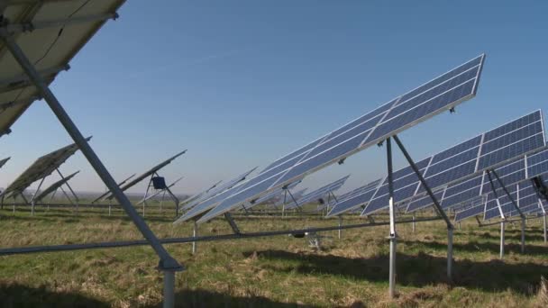 Moderní zařízení vyrábějící energii ze slunečního záření — Stock video