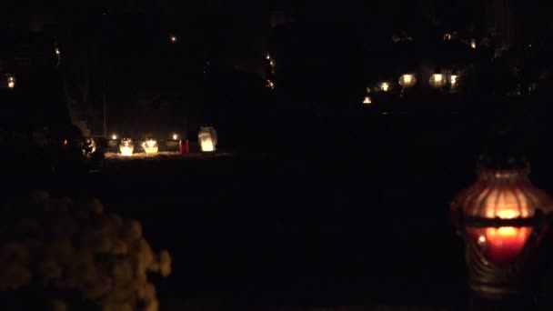 Mumlar karanlık gecemezarlıkta mezar üzerinde yakmak. Odak değişimi. 4k — Stok video