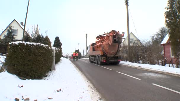 Werknemers en speciale vrachtwagen voor het verwijderen van uitwerpselen op straten van kleine stad — Stockvideo