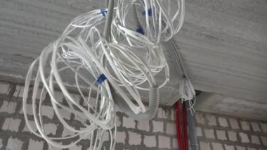 Şantiyede tellerin elektrik tesisatı. Tavanda kablolama