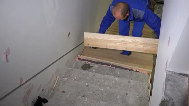 Tablero de madera del montaje principal de la construcción en la nueva escalera de escaleras — Vídeo de stock