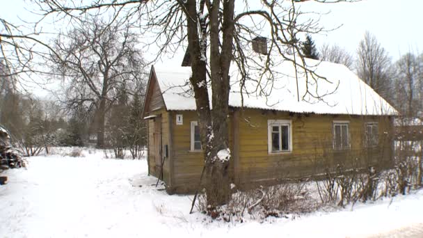 Casas de pueblo de madera y carretera en invierno — Vídeos de Stock