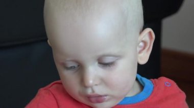 Meraklı bebek çocuk elinde oyuncak ile hareket. Evde aktif çocuk