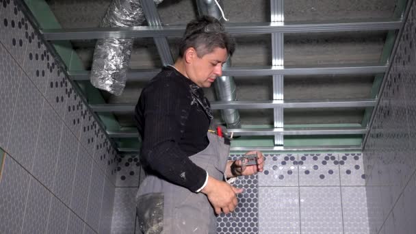 Professionnel gars fixer les profils de plafond — Video