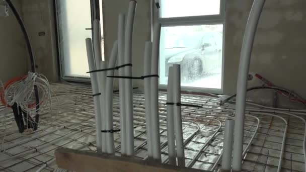 Tuyaux de chauffage au sol et fils électriques sur le chantier — Video