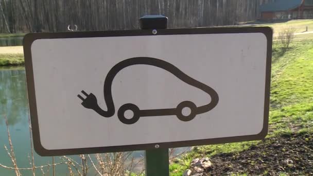 Auto mit Draht. Schild in der Nähe von Elektroauto-Ladestation — Stockvideo