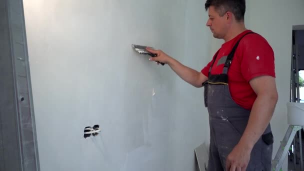 Professional worker man plastering wall with trowel — Stock Video