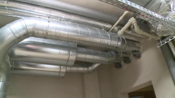 Conduit d'air d'un système CVC dans un immeuble à bureaux — Video