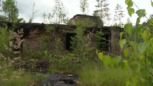 Edificio militar abandonado y materiales petrolíferos tóxicos al aire libre — Vídeo de stock