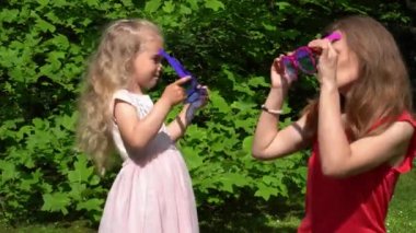 Aile kızlar anne ve kızı büyük güneş gözlükleri koymak ve parmak yukarı göstermek