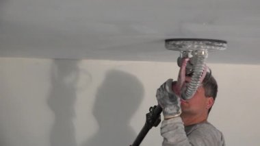 Zımpara makinesi ile kirli sıva adam cila tavan
