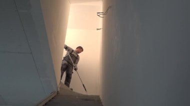 Merdiven rulo aracı boyama tavan ile profesyonel ressam adam