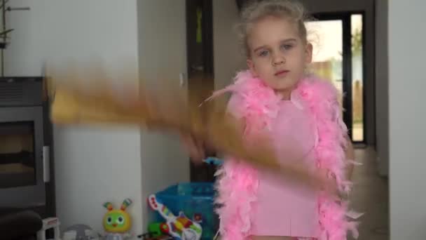 Игривая девушка двигается рука держа вентилятор. Ребенок с шалью из перьев. Гимбальное движение — стоковое видео