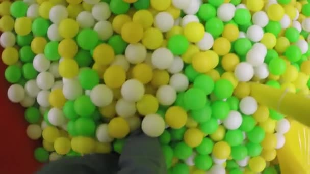 Gå igenom färgglada plastbollar på Game Center Playground. Gimbal shot — Stockvideo