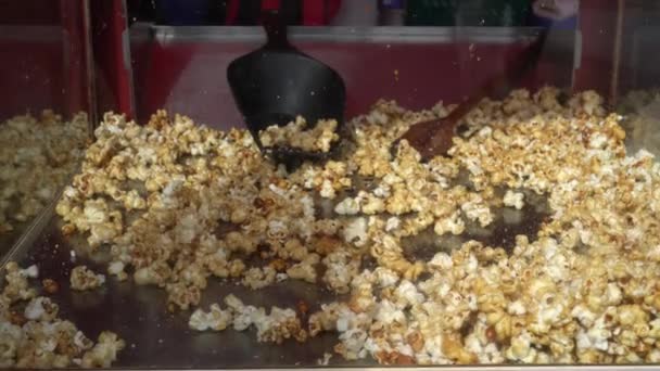 Popcorns popper em uma máquina de pipoca. Gimbal estabilizador tiro movimento — Vídeo de Stock