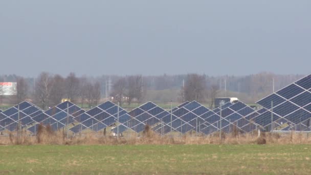 Solkraftverk. Solpaneler plantage och bilar som går på väg — Stockvideo