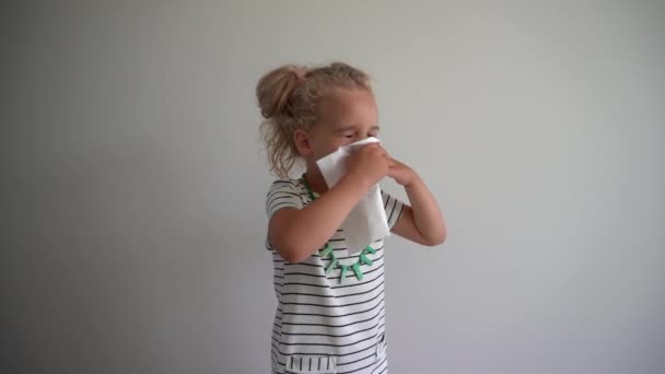Ragazzina soffiare il naso e fare il moccioso. Madre aiutare figlia faccia pulita — Video Stock