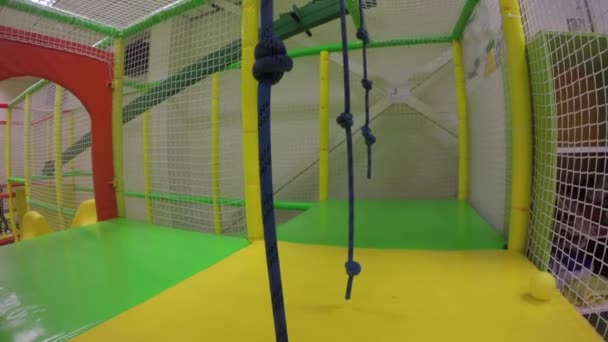 Forte corda con nodi appendere nel parco giochi. Movimento Gimbal verso l'alto colpo — Video Stock