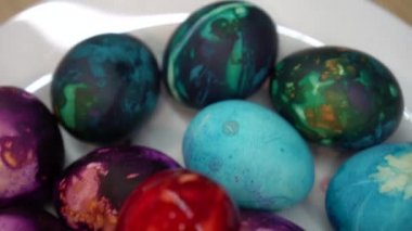 Beyaz çanak renkli boyalı Paskalya yumurtası. Gimbal hareket Panorama shot