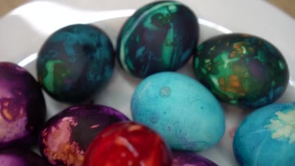 Coloridos huevos de Pascua pintados en plato blanco. Gimbal movimiento panorama disparo — Vídeo de stock