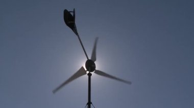 güneş ışığı rüzgar türbini enerji jeneratör pervane spin ile görülebilir