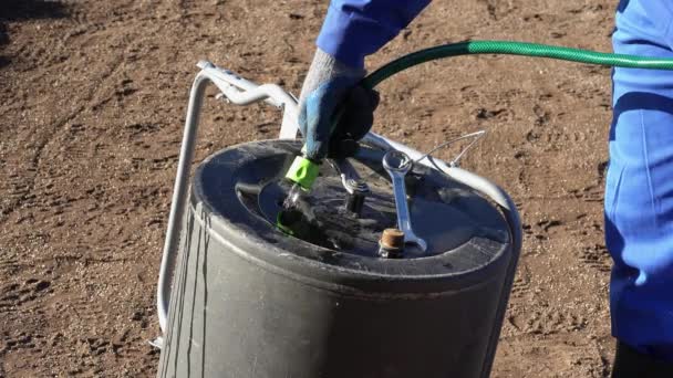 Mano con tubo dell'acqua riempimento strumento rullo del compattatore del terreno. Primo piano statico girato . — Video Stock