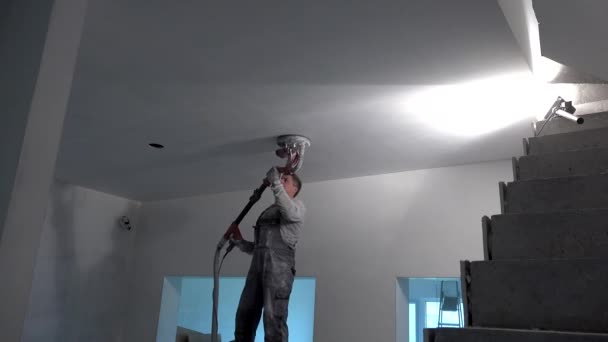 サンディングマシンで男性建設作業員平滑壁面 — ストック動画