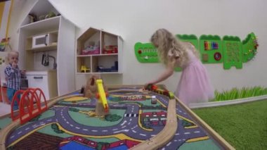 kapalı oyun oyun merkezinde sarışın kız bina oyuncak demiryolu